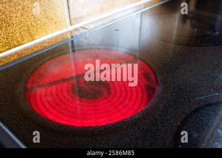 Elektrischer Induktionsofen glühendes Element, Nahaufnahme, keine Leute. Stockfoto