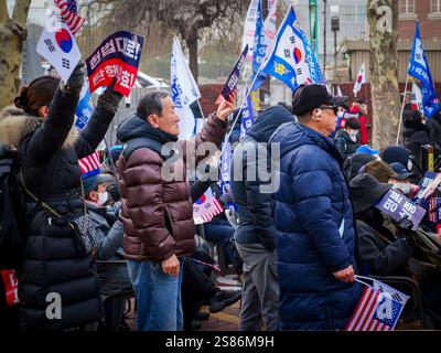 Seoul, Südkorea. Januar 2025. Die Anhänger des angeklagten südkoreanischen Präsidenten Yoon Suk Yeol versammeln sich am Dienstag, den 21. Januar 2025, in der Nähe des Verfassungsgerichts in Seoul. Yoon nahm an einem Amtsenthebungsverfahren wegen seiner Kriegserklärung Teil. Foto: Thomas Maresca/UPI Credit: UPI/Alamy Live News Stockfoto