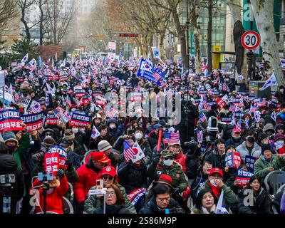 Die Anhänger des angeklagten südkoreanischen Präsidenten Yoon Suk Yeol versammeln sich am Dienstag, den 21. Januar 2025, in der Nähe des Verfassungsgerichts in Seoul. Yoon nahm an einem Amtsenthebungsverfahren wegen seiner Kriegserklärung Teil. Foto: Thomas Maresca/UPI Credit: UPI/Alamy Live News Stockfoto
