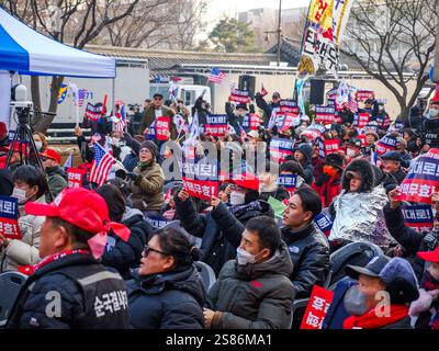 Seoul, Südkorea. Januar 2025. Die Anhänger des angeklagten südkoreanischen Präsidenten Yoon Suk Yeol versammeln sich am Dienstag, den 21. Januar 2025, in der Nähe des Verfassungsgerichts in Seoul. Yoon nahm an einem Amtsenthebungsverfahren wegen seiner Kriegserklärung Teil. Foto: Thomas Maresca/UPI Credit: UPI/Alamy Live News Stockfoto