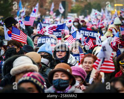 Seoul, Südkorea. Januar 2025. Die Anhänger des angeklagten südkoreanischen Präsidenten Yoon Suk Yeol versammeln sich am Dienstag, den 21. Januar 2025, in der Nähe des Verfassungsgerichts in Seoul. Yoon nahm an einem Amtsenthebungsverfahren wegen seiner Kriegserklärung Teil. Foto: Thomas Maresca/UPI Credit: UPI/Alamy Live News Stockfoto
