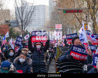 Seoul, Südkorea. Januar 2025. Die Anhänger des angeklagten südkoreanischen Präsidenten Yoon Suk Yeol versammeln sich am Dienstag, den 21. Januar 2025, in der Nähe des Verfassungsgerichts in Seoul. Yoon nahm an einem Amtsenthebungsverfahren wegen seiner Kriegserklärung Teil. Foto: Thomas Maresca/UPI Credit: UPI/Alamy Live News Stockfoto