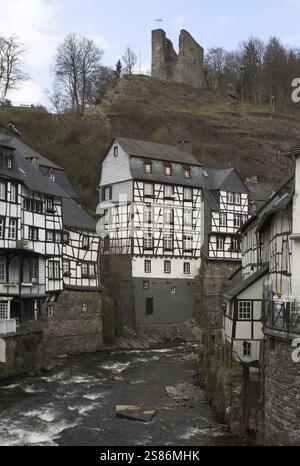 Historisches Zentrum von Monschau an der Rur. Oberhalb der Stadt befindet sich das Schloss Monschau, das aus dem 13. Jahrhundert stammt Stockfoto
