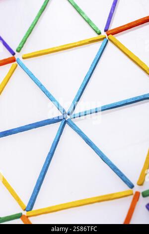 Geometrische Figuren Dreiecke mit bunten Sticks gebildet Stockfoto