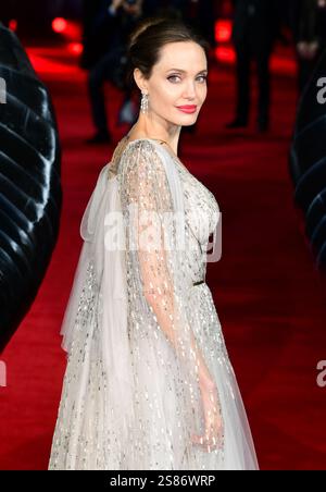 Aktenfoto vom 10/19 von Angelina Jolie, die ihr maßgeschneidertes Kleid während der Premiere von „Maleficent: Mistress of Evil“ in London trug, das im Rahmen des Couture Archive of Ralph and Russo Sale mit einer Schätzung von £ 5.000 bis £ 8.000 verkauft wird. Ausgabedatum: Dienstag, 21. Januar 2025. Stockfoto