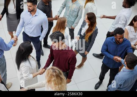 Erfolgreiche Gruppe von Geschäftsleuten im Büro Stockfoto