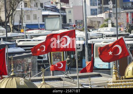 Die türkische Nationalflagge hängt im Freien an einem Mast, der gegen den Himmel winkt Stockfoto