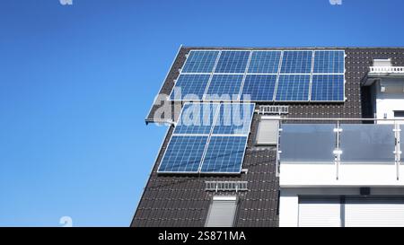 Ein Bild von einigen Solarpaneelen auf dem Dach eines Privathauses Stockfoto