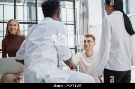 Gerne freundlich gemischtrassiges Team lachend zusammen bei Corporate briefing arbeiten Stockfoto