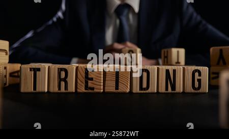 Worttrends werden auf Holzwürfeln geschrieben, die hintereinander stehen. Stockfoto