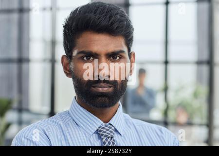 Attraktiver junger Geschäftsmann mit Bart. Vertikaler Schuss. Stockfoto