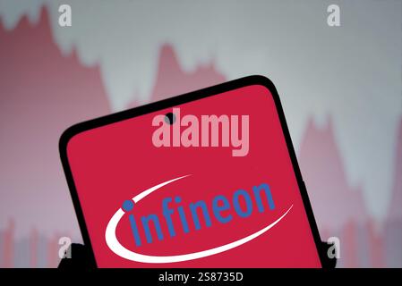 Das infineon-Logo wird auf dem Smartphone angezeigt. Die Infineon Technologies AG ist Deutschlands größter Halbleiterhersteller Stockfoto