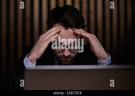 Besorgt Geschäftsmann hielt seinen Kopf in seine Hände Stockfoto