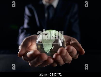 Mann, der einen leuchtenden Erdkugel in seinen Händen hält. Earth-Bild von der Nasa zur Verfügung gestellt. Stockfoto