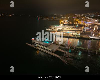 Nachtansicht auf Boot und Hafenbeleuchtung in Luzern. Stockfoto