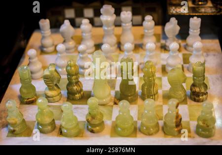 Intellektuelles Spiel - Schach. Schachfiguren aus Holz auf dem Schachbrett Stockfoto