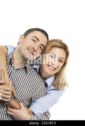 Glückliches junges umarmendes Paar, mit weißem Hintergrund, Russische Föderation Stockfoto