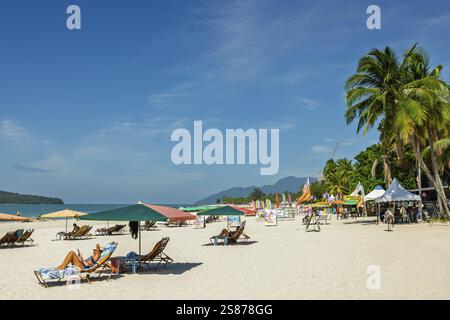 Badegäste auf Liegen, am Sandstrand, Chenang Beach, Langkawi, Kedah State, Malaysia, Südostasien, Asien Stockfoto