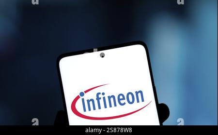 Das infineon-Logo wird auf dem Smartphone angezeigt. Die Infineon Technologies AG ist Deutschlands größter Halbleiterhersteller Stockfoto
