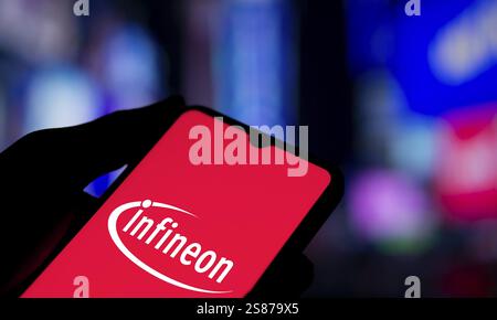 Das infineon-Logo wird auf dem Smartphone angezeigt. Die Infineon Technologies AG ist Deutschlands größter Halbleiterhersteller Stockfoto