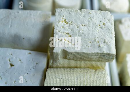 Käse- und Joghurtladen, Frauenmarkt, Sofia, Republik Bulgarien, Europa. Stockfoto