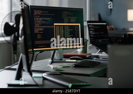 Standbild eines Computerbildschirms, auf dem Codezeilen angezeigt werden, die auf professionellen Workstations von Softwareentwicklern im Büro ausgeführt werden Stockfoto