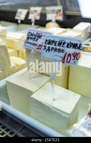 Käse- und Joghurtladen, Frauenmarkt, Sofia, Republik Bulgarien, Europa. Stockfoto