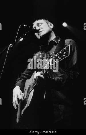 DAVID GRAY, KONZERT, 2000: Sänger Songwriter David Gray spielte am 8. Oktober 2000 in der Great Hall der Cardiff University in Cardiff, Wales. Foto: Rob Watkins. INFO: David Gray ist ein britischer Singer-Songwriter, der für seine emotionale Stimme und seinen poetischen Text gefeiert wird. Sein bahnbrechendes Album White Ladder (1998) mit Hits wie „Babylon“ erlangte weltweiten Erfolg und festigte seinen Platz als führende Persönlichkeit in der zeitgenössischen Folk-Pop-Musik. Stockfoto