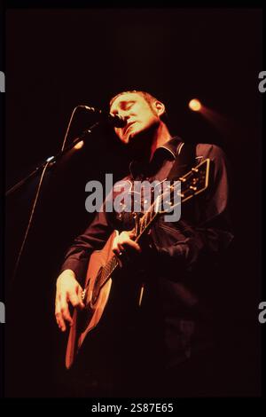 DAVID GRAY, KONZERT, 2000: Sänger Songwriter David Gray spielte am 8. Oktober 2000 in der Great Hall der Cardiff University in Cardiff, Wales. Foto: Rob Watkins. INFO: David Gray ist ein britischer Singer-Songwriter, der für seine emotionale Stimme und seinen poetischen Text gefeiert wird. Sein bahnbrechendes Album White Ladder (1998) mit Hits wie „Babylon“ erlangte weltweiten Erfolg und festigte seinen Platz als führende Persönlichkeit in der zeitgenössischen Folk-Pop-Musik. Stockfoto