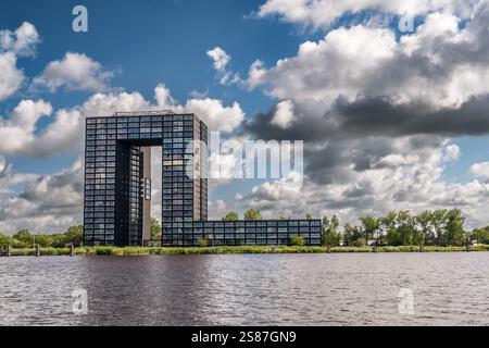 Blick auf das Apartmentgebäude Tasman Tower, Tasmantoren, im Bezirk Oosterhoogebrug in der Stadt Groningen, Niederlande Stockfoto