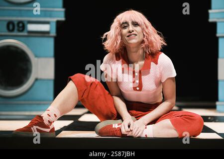 Die Schauspielerin Carolina Yuste tritt am 21. Januar 202 im Abbey Theatre in Madrid bei der Vorstellung des Stücks Little Red Riding Hood in Manhattan auf Stockfoto