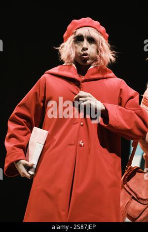 Die Schauspielerin Carolina Yuste tritt am 21. Januar 202 im Abbey Theatre in Madrid bei der Vorstellung des Stücks Little Red Riding Hood in Manhattan auf Stockfoto