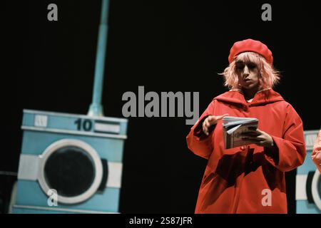 Die Schauspielerin Carolina Yuste tritt am 21. Januar 202 im Abbey Theatre in Madrid bei der Vorstellung des Stücks Little Red Riding Hood in Manhattan auf Stockfoto