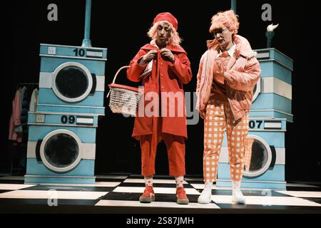 Die Schauspielerin Carolina Yuste tritt am 21. Januar 202 im Abbey Theatre in Madrid bei der Vorstellung des Stücks Little Red Riding Hood in Manhattan auf Stockfoto