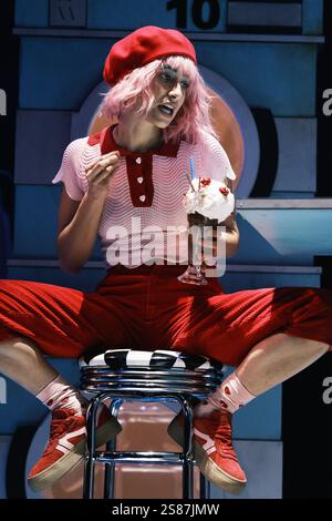 Die Schauspielerin Carolina Yuste tritt am 21. Januar 202 im Abbey Theatre in Madrid bei der Vorstellung des Stücks Little Red Riding Hood in Manhattan auf Stockfoto