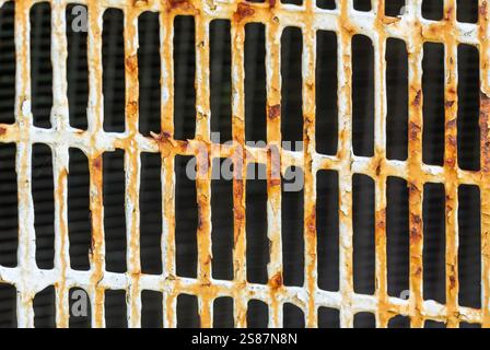 Alte, verrostete, glatte Metallwaren aus der Nähe Stockfoto