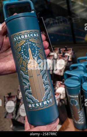 Starbucks Reserve ist ein dreistöckiges Kaffeehaus/Restaurant/Souvenirladen im Empire State Building, 2025, New York City, USA Stockfoto