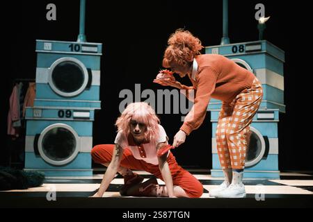 Madrid, Spanien. Januar 2025. Schauspielerin Carolina Yuste tritt während der Vorstellung des Stücks Little Red Riding Hood in Manhattan im Abbey Theatre in Madrid auf 21. Januar 2025 Spanien (Foto: Oscar Gonzalez/SIPA USA) Credit: SIPA USA/Alamy Live News Stockfoto