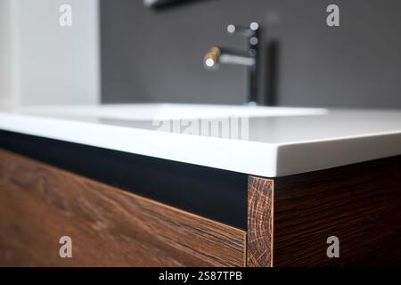 Spanplatte CPD Spanplatte Spanplatte LDSP unter Beckenschrankecke und Tischplatte Nahaufnahme. Badezimmer mit zeitgenössischem Design Stockfoto