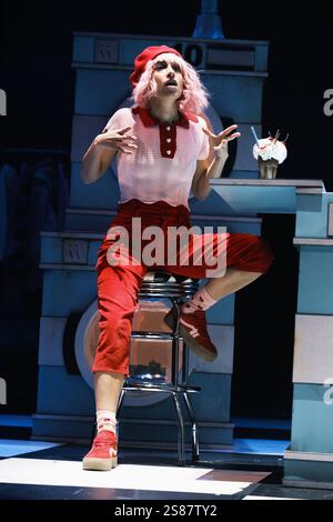 Madrid, Spanien. Januar 2025. Schauspielerin Carolina Yuste tritt während der Vorstellung des Stücks Little Red Riding Hood in Manhattan im Abbey Theatre in Madrid auf 21. Januar 2025 Spanien (Foto: Oscar Gonzalez/SIPA USA) Credit: SIPA USA/Alamy Live News Stockfoto