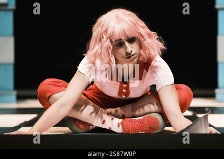Madrid, Spanien. Januar 2025. Schauspielerin Carolina Yuste tritt während der Vorstellung des Stücks Little Red Riding Hood in Manhattan im Abbey Theatre in Madrid auf 21. Januar 2025 Spanien (Foto: Oscar Gonzalez/SIPA USA) Credit: SIPA USA/Alamy Live News Stockfoto
