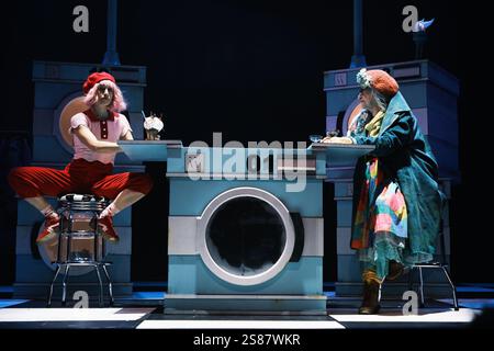 Madrid, Spanien. Januar 2025. Schauspielerin Carolina Yuste tritt während der Vorstellung des Stücks Little Red Riding Hood in Manhattan im Abbey Theatre in Madrid auf 21. Januar 2025 Spanien (Foto: Oscar Gonzalez/SIPA USA) Credit: SIPA USA/Alamy Live News Stockfoto
