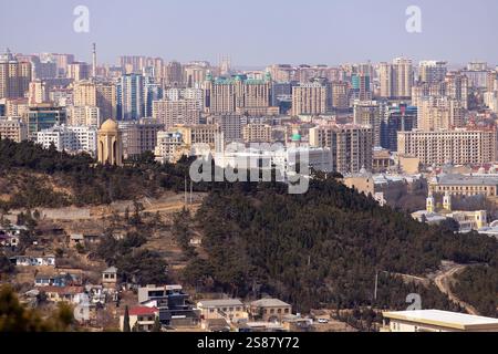 Baku. Aserbaidschan. 03.27.2022. Wunderschönes Panorama vom Berg des Stadtzentrums. Stockfoto