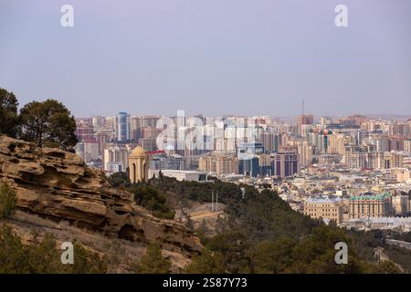 Baku. Aserbaidschan. 03.27.2022. Wunderschönes Panorama vom Berg des Stadtzentrums. Stockfoto