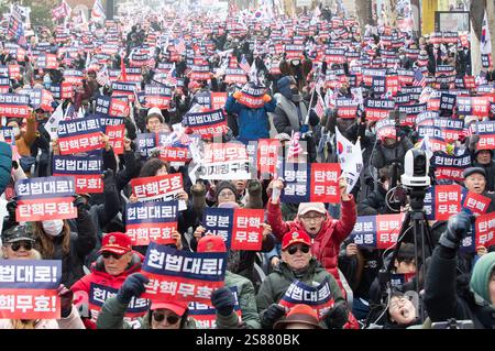 Seoul, Südkorea. Januar 2025. Anhänger des angeklagten südkoreanischen Präsidenten Yoon Suk-Yeol treffen sich in der Nähe des Verfassungsgerichts, wo er am 21. Januar 2025 in Seoul, Südkorea, an seiner ersten Anklage wegen seiner Rolle beim Kriegsrechtsversuch teilnimmt. (Foto: Lee Young-HO/SIPA USA) Credit: SIPA USA/Alamy Live News Stockfoto
