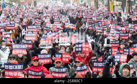 Seoul, Südkorea. Januar 2025. Anhänger des angeklagten südkoreanischen Präsidenten Yoon Suk-Yeol treffen sich in der Nähe des Verfassungsgerichts, wo er am 21. Januar 2025 in Seoul, Südkorea, an seiner ersten Anklage wegen seiner Rolle beim Kriegsrechtsversuch teilnimmt. (Foto: Lee Young-HO/SIPA USA) Credit: SIPA USA/Alamy Live News Stockfoto