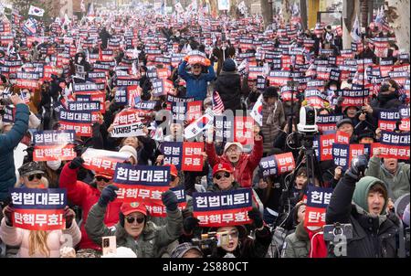 Seoul, Südkorea. Januar 2025. Anhänger des angeklagten südkoreanischen Präsidenten Yoon Suk-Yeol treffen sich in der Nähe des Verfassungsgerichts, wo er am 21. Januar 2025 in Seoul, Südkorea, an seiner ersten Anklage wegen seiner Rolle beim Kriegsrechtsversuch teilnimmt. (Foto: Lee Young-HO/SIPA USA) Credit: SIPA USA/Alamy Live News Stockfoto