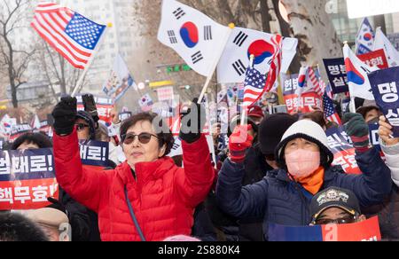 Seoul, Südkorea. Januar 2025. Anhänger des angeklagten südkoreanischen Präsidenten Yoon Suk-Yeol treffen sich in der Nähe des Verfassungsgerichts, wo er am 21. Januar 2025 in Seoul, Südkorea, an seiner ersten Anklage wegen seiner Rolle beim Kriegsrechtsversuch teilnimmt. (Foto: Lee Young-HO/SIPA USA) Credit: SIPA USA/Alamy Live News Stockfoto