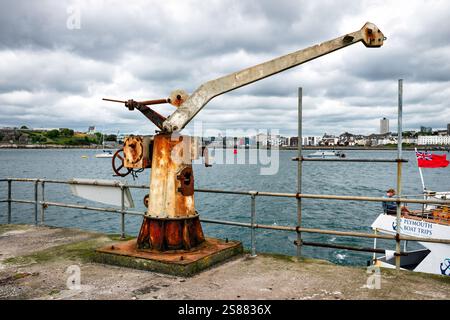 Ein Kran auf dem Pier auf Drake's Island war ein Walfänger-Davit aus einer Fregatte. Drake's Island, Plymouth Sound, Devon, England, Großbritannien. Stockfoto