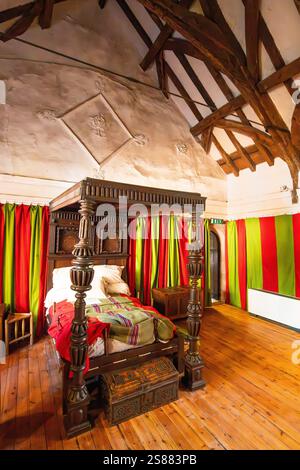 Ein Tudor-Zimmer in Saint Nicholas Priory, dem ältesten Gebäude in Exeter, Devon, England, Großbritannien. Stockfoto
